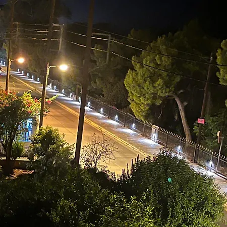 ξυλοκαστρο σπίτι δίπλα στα πεύκα και τη θάλασσα!